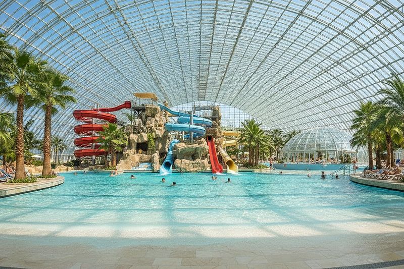 La zona Galaxy di Therme: scivoli, piscina a onde e palme sotto la cupola di vetro
